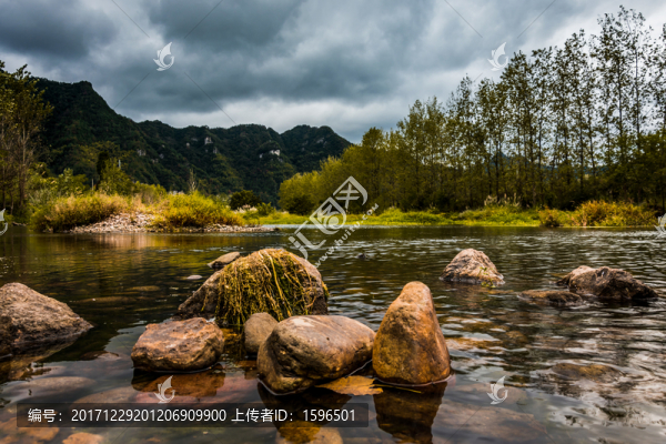 山澗溪流