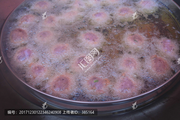 油鍋中的署包子