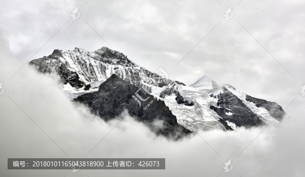 云中雪山冰川