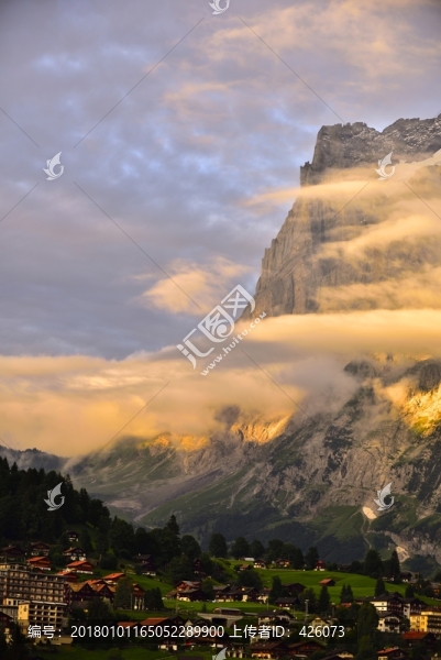 白云繞山峰