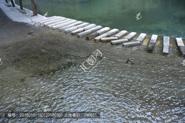 水中的石階步道