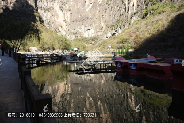 山峰在水中倒影