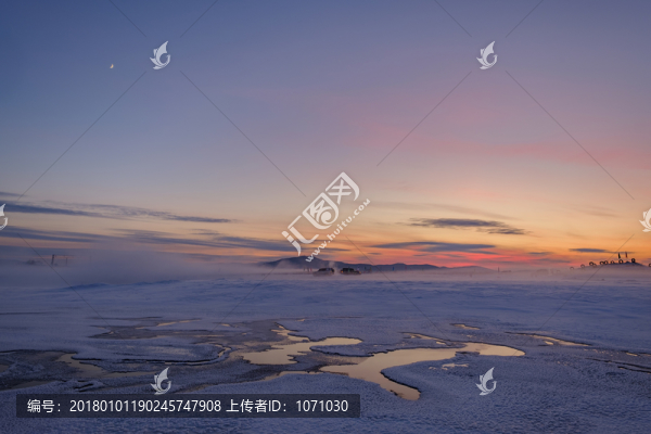 雪地晚霞