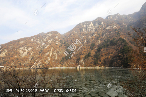翠華山天池冰封湖面