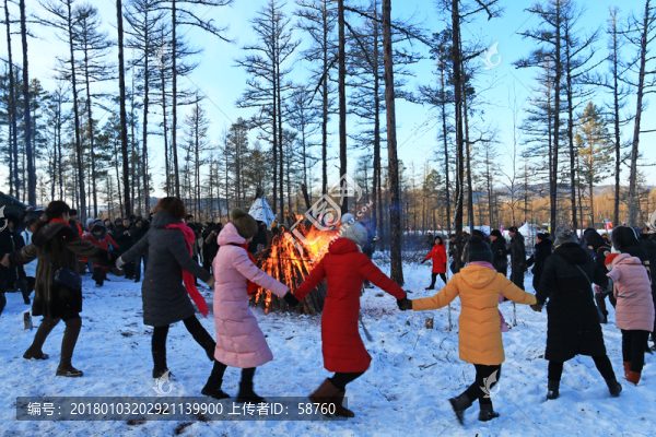 游客在林海雪原跳起了篝火舞