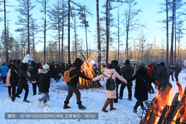游客在林海雪原跳起了篝火舞