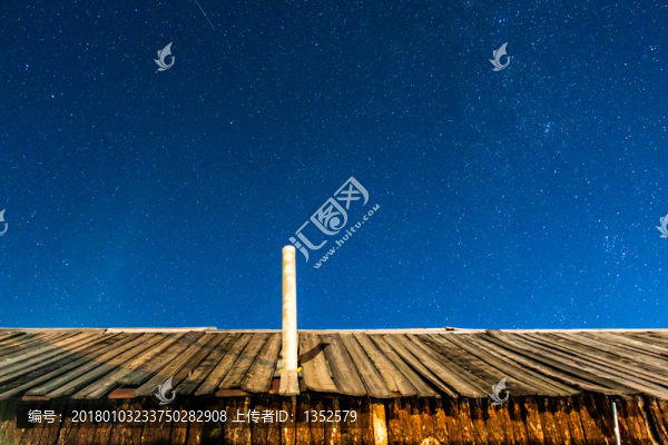 喀納斯的木屋與星空