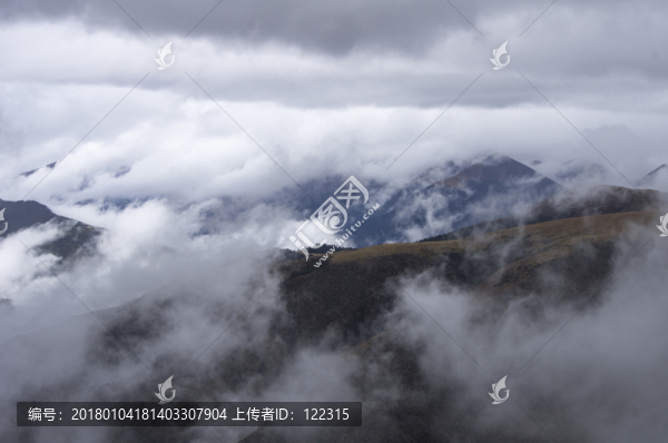 山間晨霧