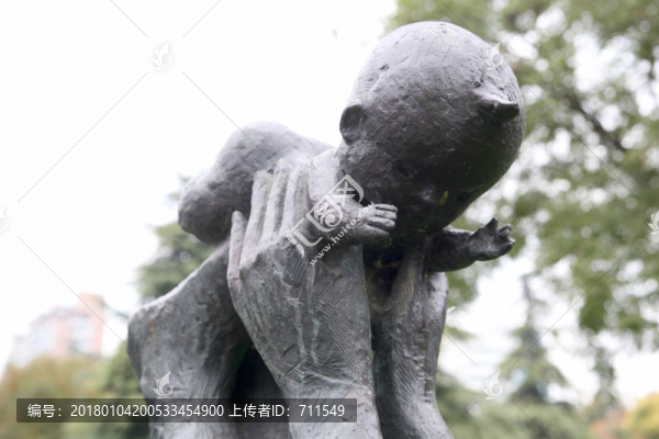 嬰兒雕塑,母親舉著嬰兒
