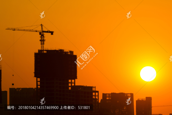 建筑工地上的夕陽