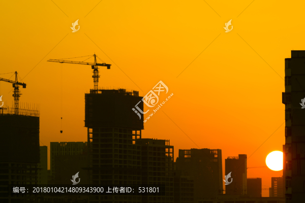 建筑工地上的夕陽