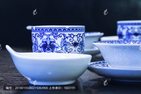 青花瓷餐具