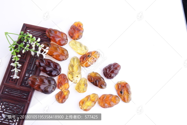 琥珀樹葉雕件