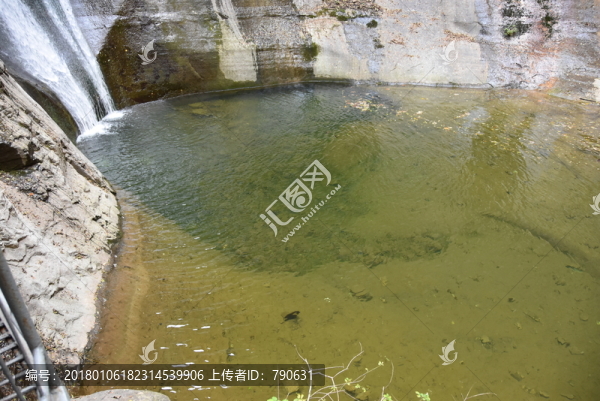 一潭碧水