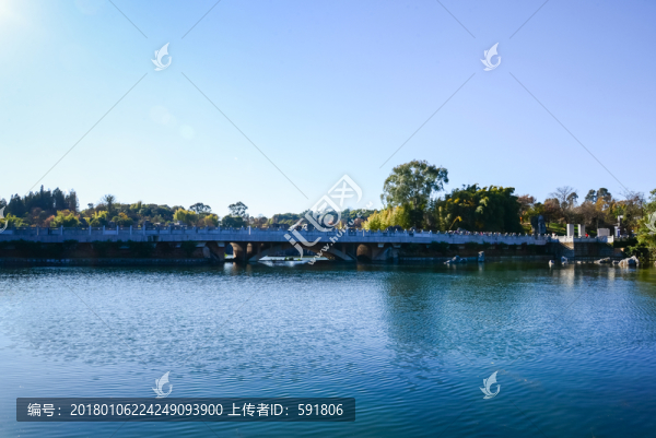 云南石林景點石林湖上的石橋