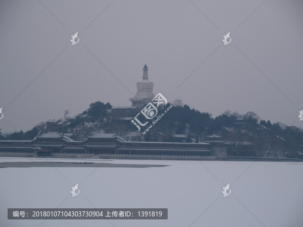 雪后的北京北海公園瓊?cè)A島