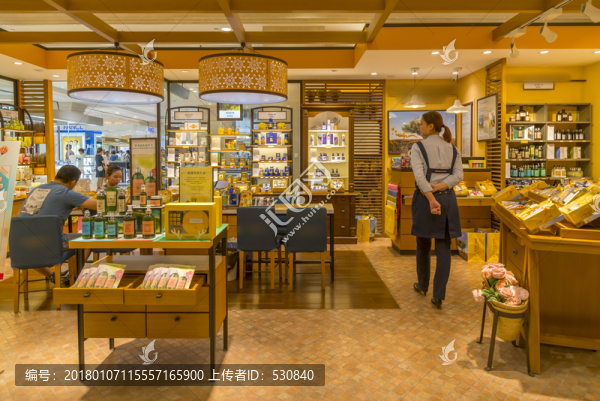 商場(chǎng)化妝品專賣店