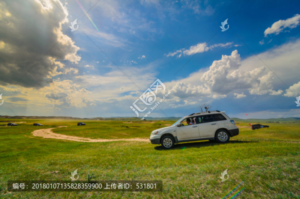 草原上的越野車