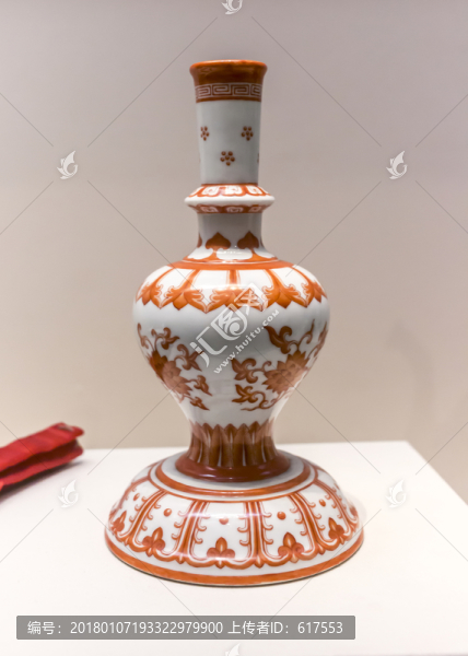 抹紅蓮花紋瓷瓶