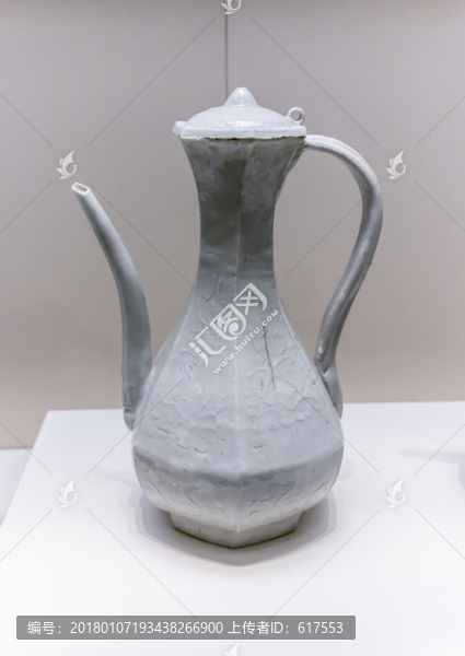 青白釉六棱印花注子