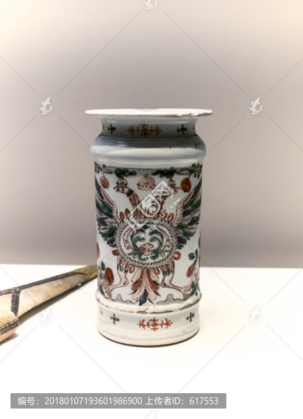 五彩雙鷹紋藥罐