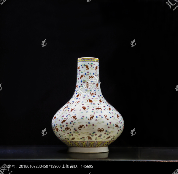 粉彩云蝠紋瓶