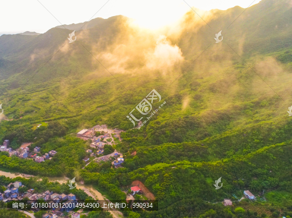 霧繞山村