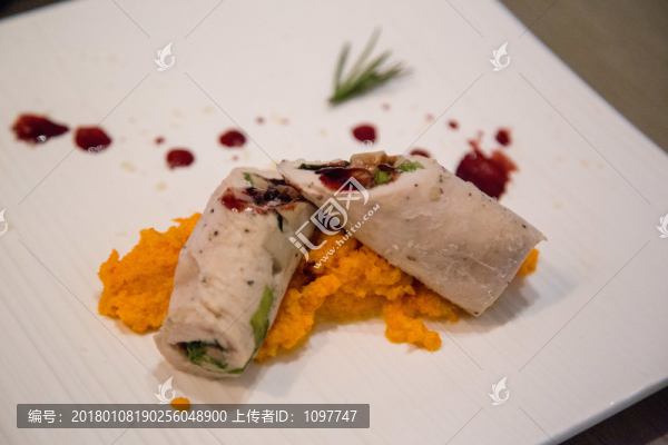 雞胸肉包肥肝蘑菇配紅酒檸檬醬