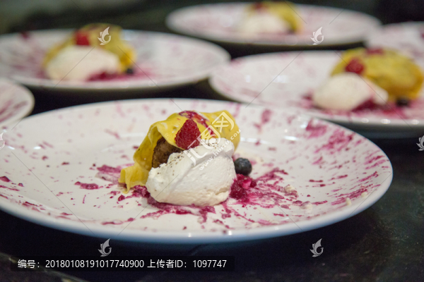 玫瑰醬淹肋排肉配芝士蛋餅