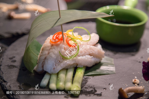 石斑魚(yú)配蘆筍炒蘑菇