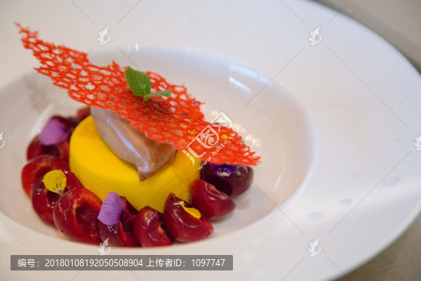朗姆酒巧克力慕斯配熱帶鮮果