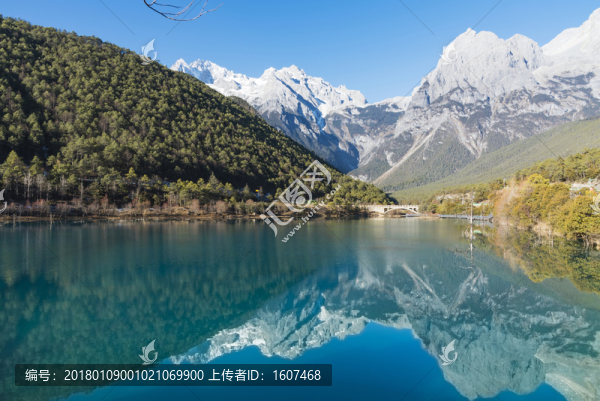 麗江玉龍雪山下的玉液湖