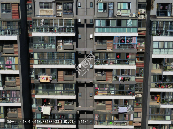 樓房住戶陽(yáng)臺(tái)窗戶