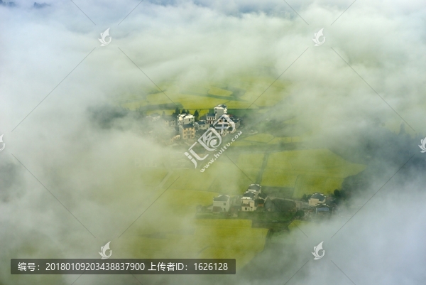 云霧里的山村