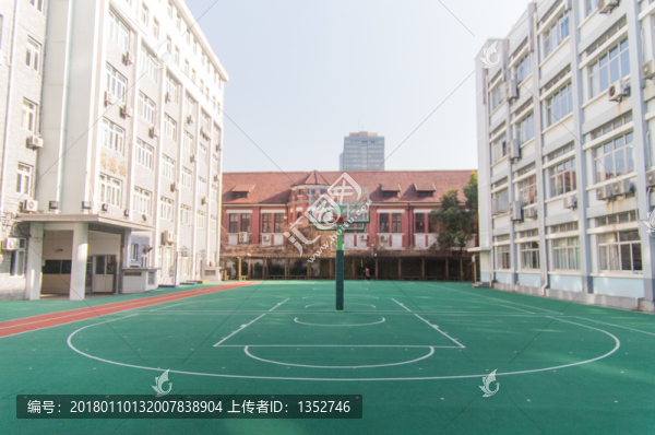 學(xué)校操場(chǎng)