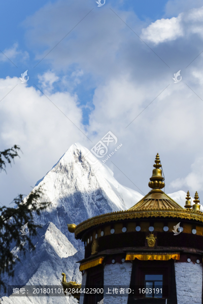日照金山,藏民住房