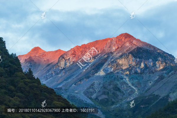 日照金山