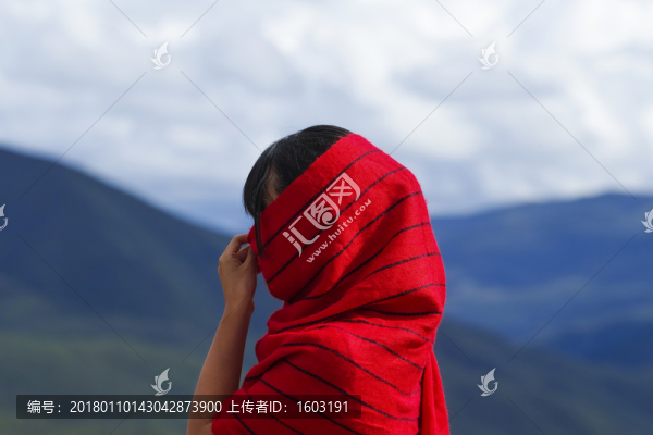 川西高原上朝圣的女人