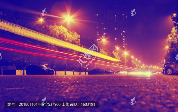 夜晚城市汽車燈光軌跡