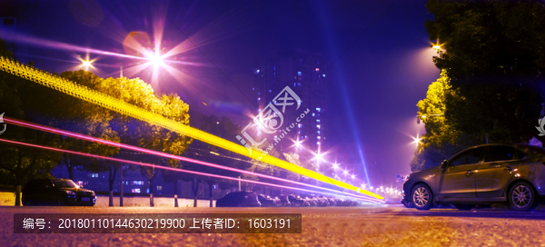 夜晚城市汽車燈光軌跡