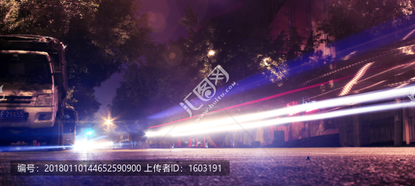 夜晚城市汽車燈光軌跡