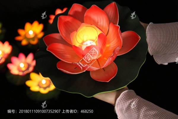 放蓮花燈祈福