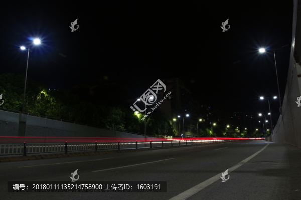城市夜景汽車燈光軌跡