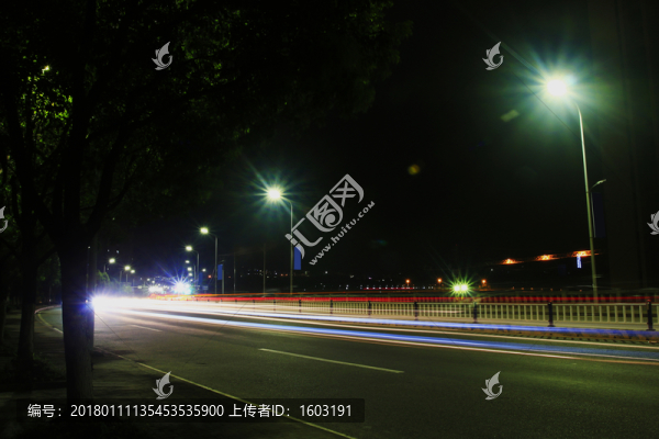 城市夜景汽車燈光軌跡