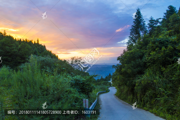 夏天山頂落日風(fēng)光