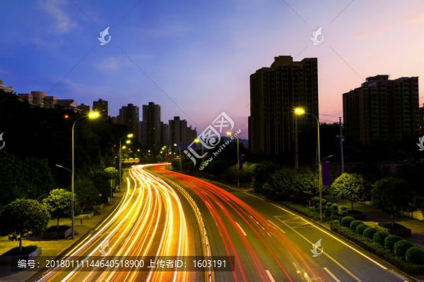 城市夜景,車燈軌跡