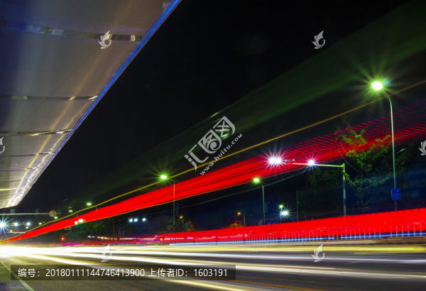 公交車站汽車燈光軌跡