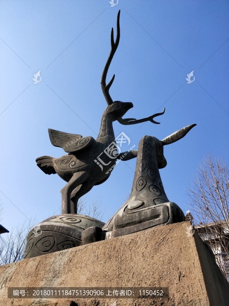 奇特新穎的雕塑臥鹿立鳥(niǎo)