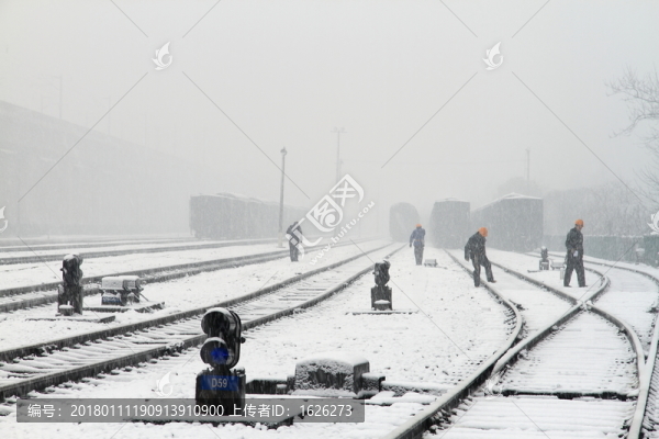 雪中鐵路工人