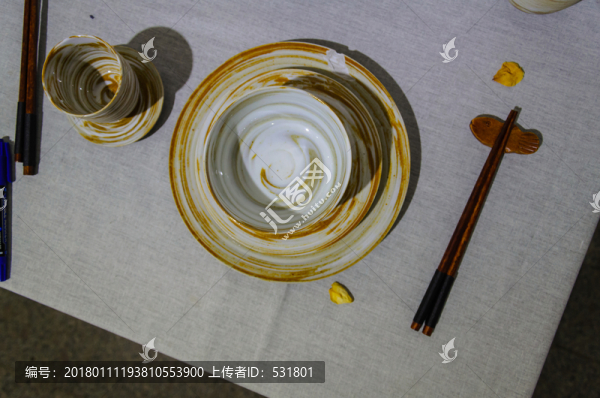 瓷質(zhì)餐具